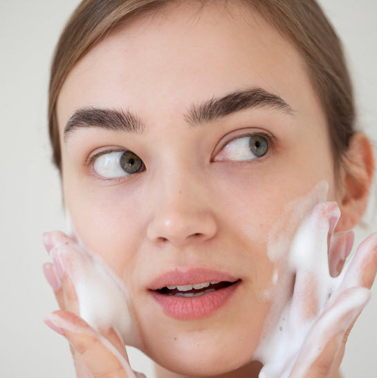 Jak wybrać odpowiedni żel do mycia twarzy? Poradnik dla różnych typów skóry